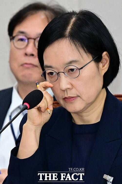 지난 15일 오전 서울 여의도 국회 산업통상자원중소벤처기업위원회에서 열린 인사청문회에 출석한 한성숙 중소벤처기업부 장관 후보자가 질의 자료를 보고있다. /국회=남윤호 기자