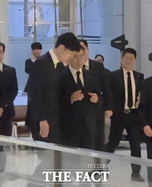 15일 오전 9시 서울 송파구 잠실 롯데월드타워 1층에서 열린 고(故) 신격호 창업주 추모 헌화식 후 신유열 롯데지주 부사장 겸 롯데바이오로직스 대표이사가 노준형 롯데지주 대표이사화 대화하고 있다. /잠실=우지수 기자