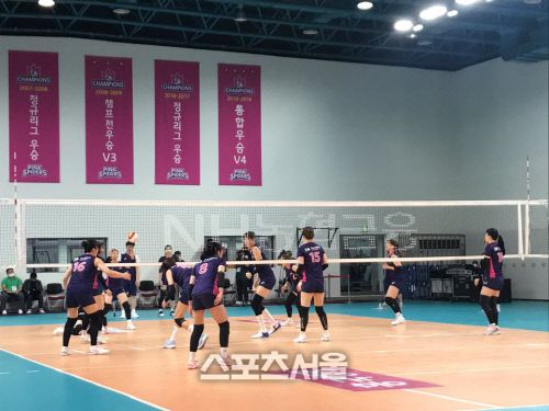 미니게임 중인 흥국생명 선수들. 용인 | 이용수기자