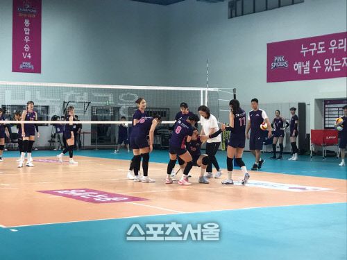 흥국생명 선수단 전체가 팀 훈련 중 쓰러진 김연경을 걱정하고 있다. 용인 | 이용수기자