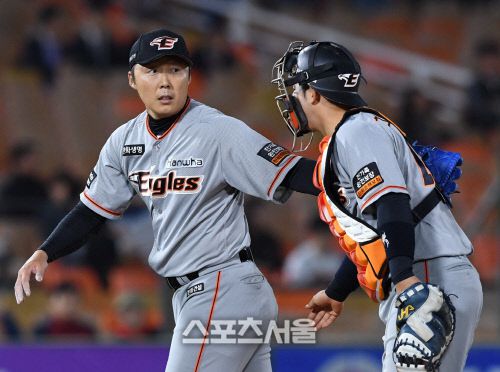 한화 이글스 선발 배영수가 27일 부산 사직구장에서 진행된 롯데 자이언츠와의 경기에서 6-1로 앞선 6회 1사 교체되어 마운드를 내려가고 있다. 김도훈기자 dica@sportsseoul.com