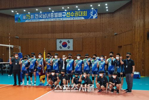 경북 영천 금호중이 30일 종별선수권대회 우승을 차지한 후 기념촬영을 하고 있다.