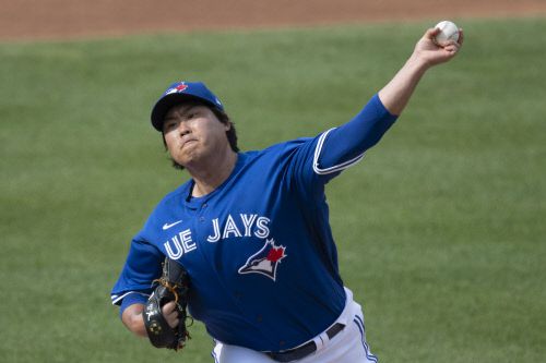 류현진이 다부진 표정으로 투구하고 있지만 훈련부족 등으로 팔높이가 살짝 떨어진 모습이 엿보인다. 워싱턴DC | UPI연합뉴스