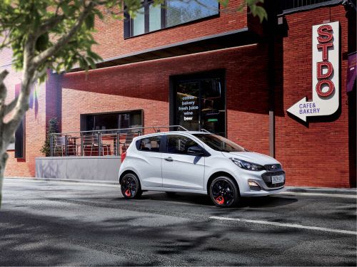 보타이 엠블럼, 그릴 서라운드, 블랙 컬러 아웃사이드 미러 등 차별화된 스타일이 적용된 2021년형 스파크 ‘레드픽 에디션’.    제공 | 한국지엠