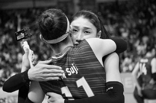 배구선수 김연경(오른쪽)이 김수지를 끌어 안고 있다. 출처|김연경 SNS