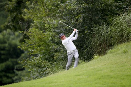 박노석이 깊은 러프에서 탈출을 시도하고 있다. 제공=KPGA