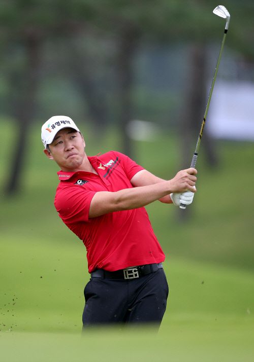 강경남이 6일 에이원CC에서 열린 KPGA선수권대회 첫 날 아이언 샷 후 공을 바라보고 있다. 제공=KPGA