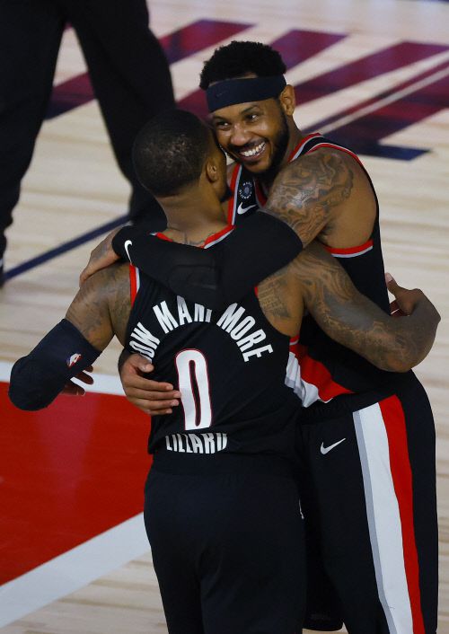 포틀랜드의 카멜로 앤서니(오른쪽)와 대미안 릴라드가 16일(한국시간) 올랜도에서 열린 멤피스와의 경기에서 승리해 NBA서부콘퍼런스 플레이오프 진출을 확정한 뒤 기뻐하고 있다.올랜도 | AFP연합뉴스