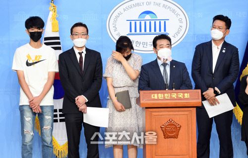 20일 국회의사당 정론관에서 진행된 프로배구선수 고(故) 고유민 선수 관련 기자회견에서 고유민 선수의 어머니(가운데)가 심경을 밝힌 뒤 눈물을 훔치고 있다. 왼쪽부터 고유민의 남동생, 박지훈 변호사, 고유민 어머니, 박정 의원, 송영길 의원. 고유민의 어머니는 기자회견을 통해 고유민의 극단적 선택이 악성댓글 때문이 아닌 이도희 감독을 포함한 현대건설 배구단 코칭스태프의 의도적 따돌림 때문이었다고 주장했다. 2020. 8. 20. 박진업기자 upandup@sportsseoul.com