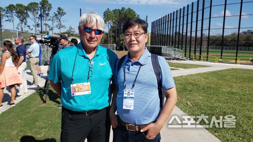 벅 마르티네스(왼쪽)와 필자.