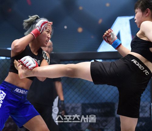 ARC 002에서 신유진(오른쪽)이 박지수를 킥으로 공격하고 있다. 이주상기자 rainbow@sportsseoul.com