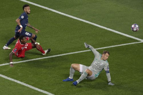 바이에른 뮌헨 수호신 마누엘 노이어(오른쪽)가 파리 생제르맹과 유럽 챔피언스리그 결승전에서 전반 18분 네이마르의 결정적인 왼발 슛을 막아내고 있다. 리스본 | AP연합뉴스