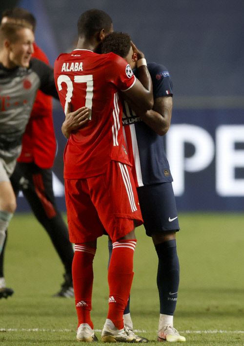 바이에른 뮌헨 다비드 알라바가 눈물을 흘리는 네이마르를 안아주며 위로하고 있다. 리스본 | AP연합뉴스