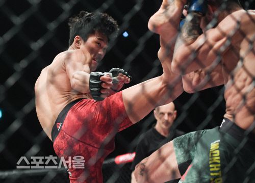 지난해 열린 UFC부산에서 최승우가 수만 모크타리안에게 킥 공격을 하고 있다. 이주상기자 rainbow@sportsseoul.com