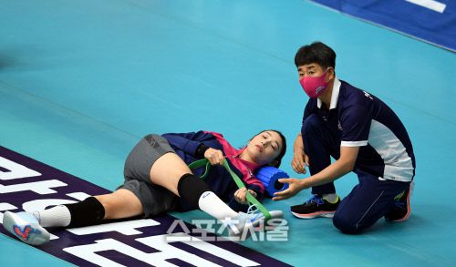 흥국생명 김연경이 30일 제천체육관에서 열리는 ‘2020 제천·MG새마을금고컵 프로배구대회’ 여자부 현대건설과의 경기에 앞서 몸을 풀고 있다. 2020. 8. 30.제천 | 최승섭기자 thunder@sportsseoul.com