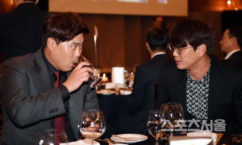 LA 다저스 류현진과 SK 김광현이 2018년 12월 6일 서울 강남구 임피리얼팰리스 호텔에서 진행된 ‘2018 스포츠서울 올해의 상’ 시상식 전 이야기를 나누고 있다. 최승섭기자 thunder@sportsseoul.com