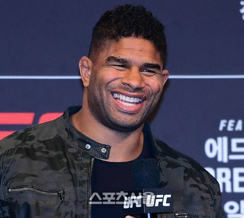 지난해 12월 UFC부산에 맞춰 내한한 알리스타 오브레임이 팬미팅을 소화하고 있다.  rainbow@sportsseoul.com