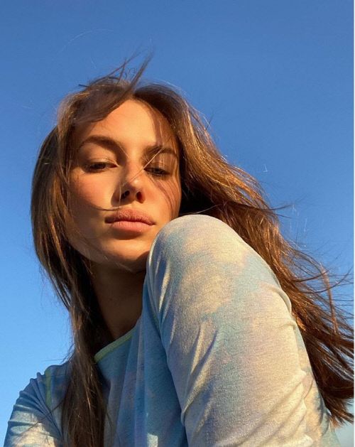 할리우드 스타 브래드 피트와 교제로 화제를 모으고 있는 독일 모델 니콜 포투랄스키. 출처|니콜SNS