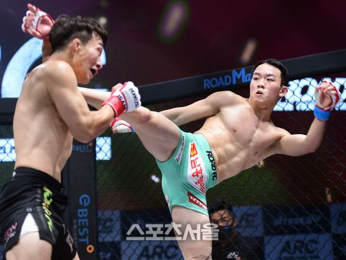 ARC 003에서 이정현이 유재남을 킥으로 공격하고 있다. 이주상기자 rainbow@sportsseoul.com