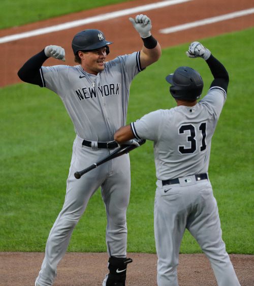 뉴욕 양키스 루크 보이트(왼쪽)가 8일(한국시간) 살렌필드에서 열린 토론토전에서 류현진에게서 솔로 홈런을 빼앗아낸 뒤 애런 힉스와 세리머니를 하고 있다. 버팔로(미 뉴욕주) | USA투데이연합뉴스