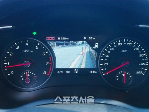 후측방 모니터는 클러스터 아날로그 계기판 사이 디스플레이 하나에 표기된다. 다른 현대·기아차가 좌우 2개의 디지털 계기판을 디스플레이로 전환했던 것과 다르다. 고성능 차량의 느낌을 유지하고자 고심했다.