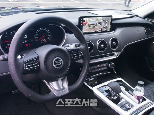 스팅어 마이스터는 핸들 모양과 내비게이션 화면 등이 변경됐지만 전반적인 인테리어는 전작과 흡사하다.