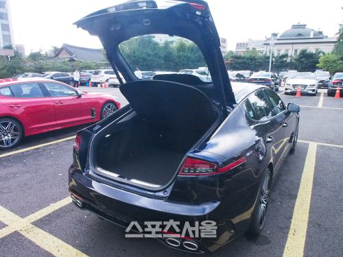 스팅어 마이스터는 의외로 트렁크 공간도 상당히 넓다.