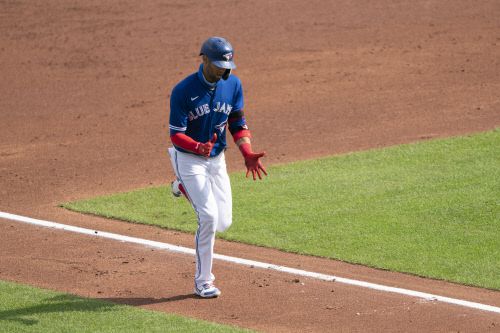 토론토 로우데스 구리엘 주니어가 14일(한국시간) 살렌필드에서 열린 뉴욕 메츠와 홈경기에서 2회말 역전 2점 홈런을 쏘아올린 뒤 박수를 치며 홈으로 달려가고 있다. 버팔로(미 뉴욕주) | USA투데이연합뉴스