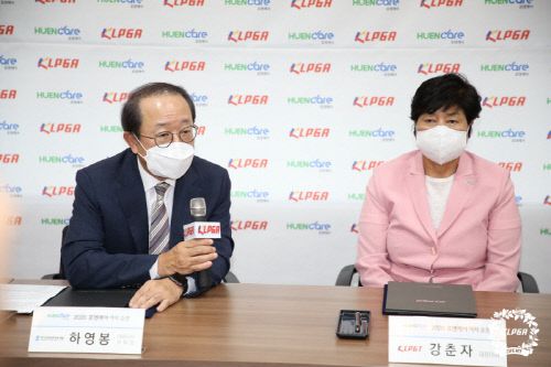 삼양인터내셔널 하영봉 부회장(왼쪽)이 15일 KLPGA 사무국에서 열린 휴엔케어 여자오픈 대회 개최 조인식에 참석해 발언하고 있다. 제공=KLPGA