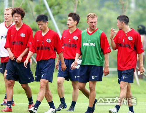 지난 2003년 7월 에인트호번의 마테야 케즈만, 데니스 롬메달, 박지성, 이영표, 조원광(오른쪽부터)이 연습 후 운동장을 돌고 있다. (스포츠서울DB)