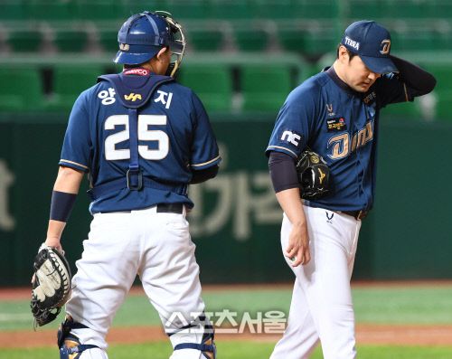NC 다이노스 포수 양의지가 17일 문학 SK전에서 1-0으로 앞선 8회 최정 타석을 맞아 마운드를 방문해 임창민과 이야기를 나누고있다. 김도훈기자 dica@sportsseoul.com