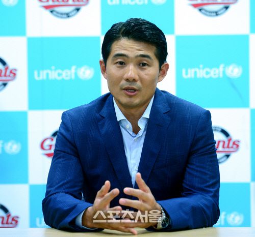 성민규 롯데 신임 단장이 4일 사직야구장에서 기자의 질문에 답하고 있다. 최승섭기자 thunder@sportsseoul.com