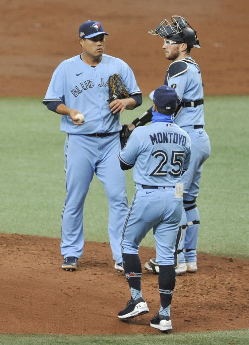 토론토 류현진(왼쪽)이 1일(한국시간) 트로피카나필드에서 열린 탬파베이와 AL WC 2차전에서 2회 위기를 맞자 찰리 몬토요 감독(가운데)이 마운드에 오르고 있다. 세인트피터스버그(미 플로리다주) | UPI연합뉴스