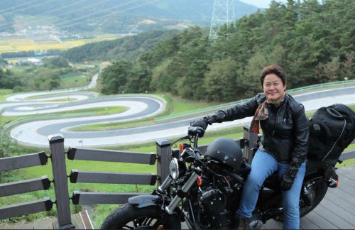 할리 데이비슨을 타고 전국을 누비고 있다. 제공|EBS