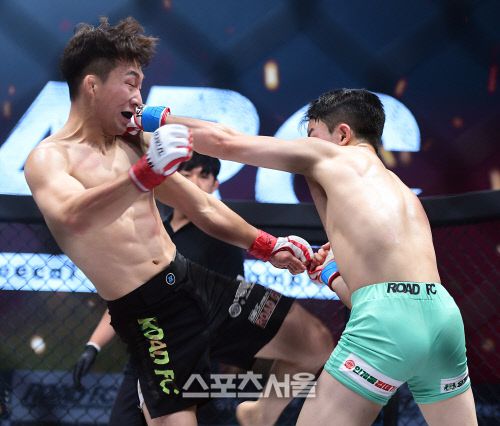 지난 7월에 열린 ARC 002에서 이정현(오른쪽)이 유재남의 얼굴에 펀치를 성공시키고 있다. 이주상기자 rainbow@sportsseoul.com