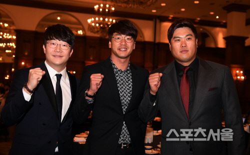 양현종, 김광현, 류현진 등이 2018년 12월 6일 서울 강남구 임피리얼팰리스 호텔에서 진행된 ‘2018 스포츠서울 올해의 상’ 시상식에 참석해 포즈를 취하고 있다. 최승섭기자 thunder@sportsseoul.com