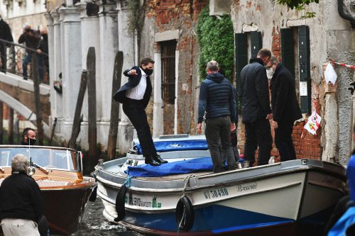 보트에서 다른 보트로 점프하는 톰 크루즈. 베니스 | AFP연합뉴스