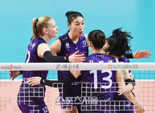 흥국생명 김연경이 21일 서울 장충체육관에서 진행된 GS칼텍스와의 경기에서 팀의 득점에 기뻐하고있다. 2020.10.21. 김도훈기자 dica@sportsseoul.com