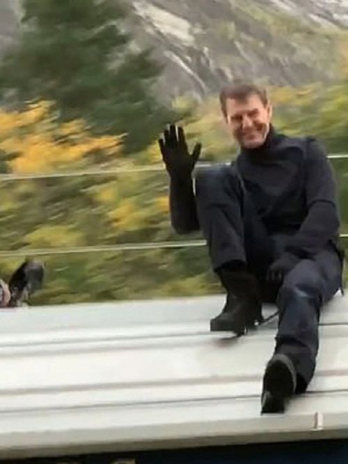 달리는 기차 위에서 웃으며 손 흔드는 톰 크루즈. 출처 | 디스커싱 필름 SNS