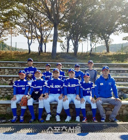 대구 북구SC 야구팀. 맨 오른쪽이 홍순천 감독.
