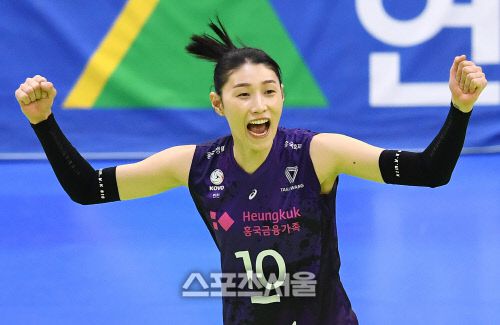흥국생명 김연경이 3일 수원체육관에서 열린 2020-2021 V리그 여자부 현대건설과 흥국생명의 경기에서 팀의 득점에 기뻐하고 있다. 2020. 11. 3. 수원 | 박진업기자 upandup@sportsseoul.com