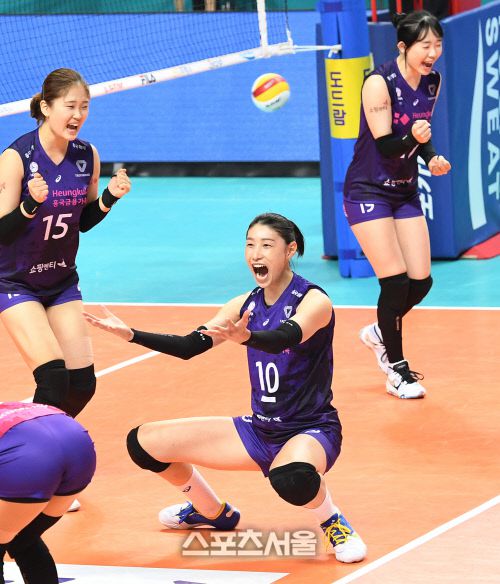 흥국생명 김연경(가운데)과 선수들이 11일 장충체육관에서 열린 2020-2021 V리그 여자부 GS칼텍스와 흥국생명의 경기에서 풀세트 접전 끝에 GS칼텍스에 역전승을 거둔 뒤 함께 기뻐하고 있다. 박진업기자 upandup@sportsseoul.com