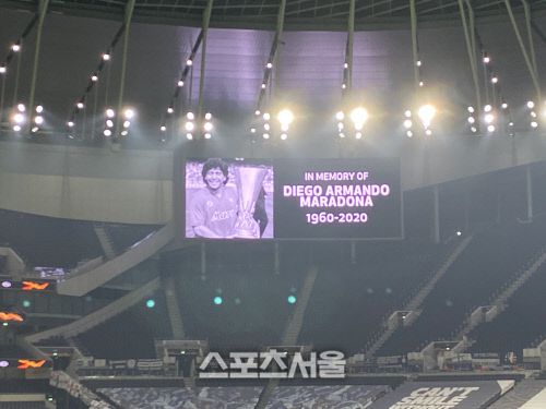 27일(한국시간) 토트넘과 루도고레츠의 유로파리그 조별리그 경기가 열린 토트넘 홋스퍼 스타디움. 킥오프 전 전광판을 통해 전날 세상을 떠난 디에고 마라도나를 추모하고 있다. 런던 | 공동취재단