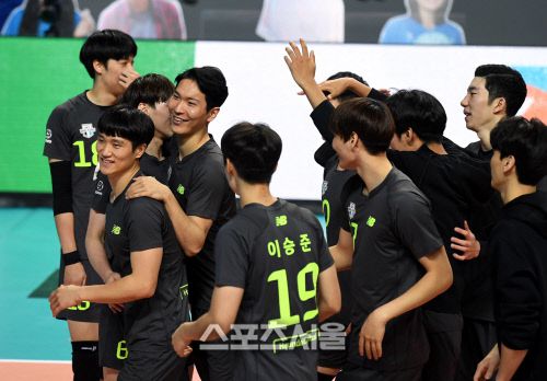 현대캐피탈 선수들이 27일 장충체육관에서 열린 우리카드전에서 승리 후 환호하고 있다. 장충 | 최승섭기자 thunder@sportsseoul.com