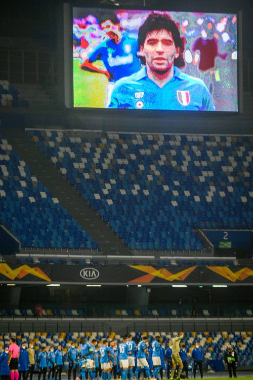 나폴리와 리예카의 유로파리그 조별리그 F조 4차전 경기가 열린 27일(한국시간) 이탈리아 나폴리 산 파울로 스타디움에 전날 세상을 떠난 디에고 마라도나의 나폴리 시절 모습이 전광판에 흐르고 있다. 나폴리 | AFP연합뉴스