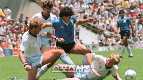 디에고 마라도나가 1986년 멕시코월드컵 잉글랜드와의 8강전에서 수비들에 둘러싸여 분투하는 모습. 출처=FIFA 홈페이지