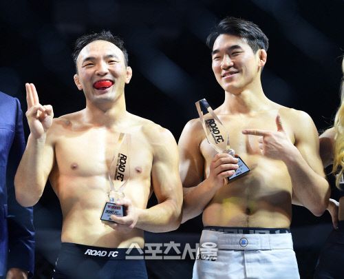 김수철과 이윤준(오른쪽)이 지난해 ROAD FC 057 그래플링 매치에서 승리한 후 기뻐하고 있다. 이주상기자 rainbow@sportsseoul.com