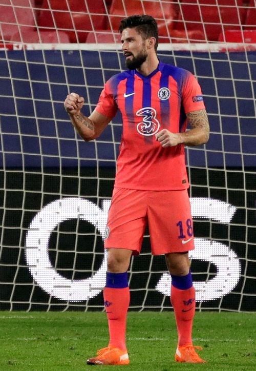 epa08858149 Chelsea‘s Oliver Giroud celebrates after scoring the 4-0 lead during the UEFA Champions League group E soccer match between Sevilla FC and Chelsea FC at Ramon Sanchez Pizjuan stadium in Seville, Spain, 02 December 2020.  EPA/Julio Munoz<저작권자(c) 연합뉴스, 무단 전재-재배포 금지>