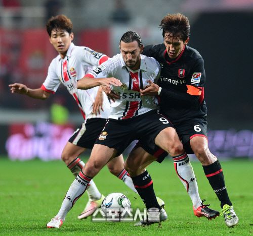 선수 시절 강지용(오른쪽). 사진 | 스포츠서울 DB