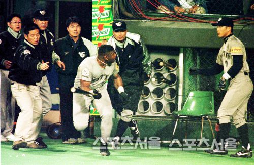 롯데 시절 펠릭스 호세의 모습. 관중석에서 맥주캔이 날라오자, 불만을 표출하고 있다. 사진 | 스포츠서울 DB